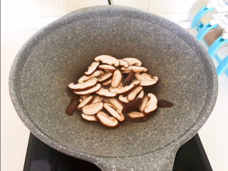 11、香菇蒸排骨,用锅里的余油煸炒香菇勺