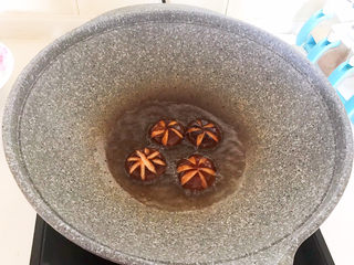 9、香菇蒸排骨,煎制两面金黄即可