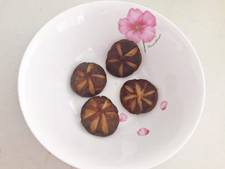 10、香菇蒸排骨,把煎好的香菇夹出来备用