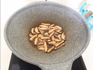 12、香菇蒸排骨,小火慢炒