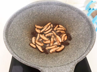 13、香菇蒸排骨,炒至香菇片微黄即可