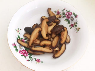 14、香菇蒸排骨,把香菇盛出来