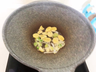 15、香菇蒸排骨,另起锅，炒锅烧热后加入大豆色拉油，油烧热后加入葱姜炒出香味