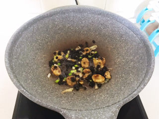 17、香菇蒸排骨,翻炒1分钟