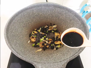 18、香菇蒸排骨,加入生抽