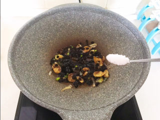 20、香菇蒸排骨,加入白砂糖，加入精盐