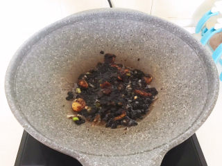 21、香菇蒸排骨,翻炒均匀