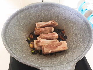 22、香菇蒸排骨,加入焯好的排骨