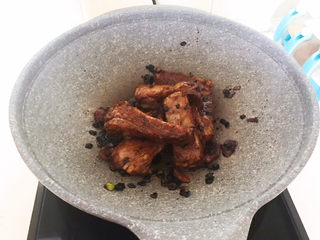 23、香菇蒸排骨,翻炒2分钟