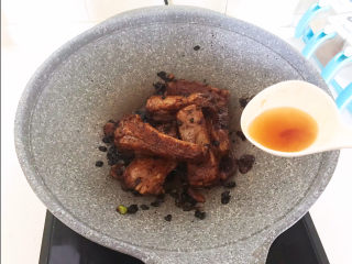 24、香菇蒸排骨,加入料酒