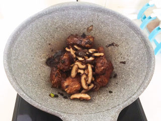 26、香菇蒸排骨,加入煎好的香菇