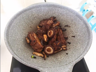 27、香菇蒸排骨,翻炒均匀即可