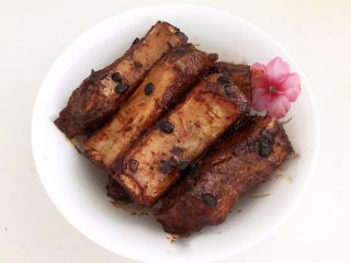 28、香菇蒸排骨,取一个大碗，把炒好的排骨放入碗底