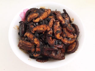 29、香菇蒸排骨,把香菇放在排骨上面