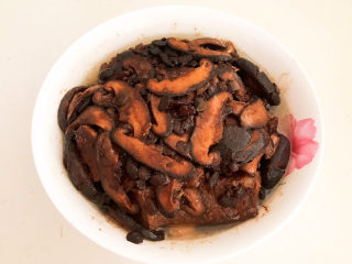 33、香菇蒸排骨,把蒸熟的香菇蒸排骨取出来，好香啊～