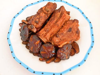 34、香菇蒸排骨,把排骨和香菇摆盘后就可以吃喽~