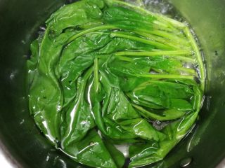 2、馒头版班尼迪克蛋brunch（附水波蛋做法）,菠菜洗净，焯水。