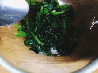 3、馒头版班尼迪克蛋brunch（附水波蛋做法）,焯好水的菠菜，挤干水份，切碎，加一点点盐