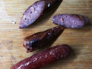 7、馒头版班尼迪克蛋brunch（附水波蛋做法）,脆皮肠同馒头片一起煎一下，切成小块。