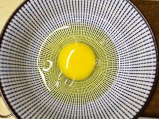 8、馒头版班尼迪克蛋brunch（附水波蛋做法）,然后开始煮水波蛋。鸡蛋打到碗里。