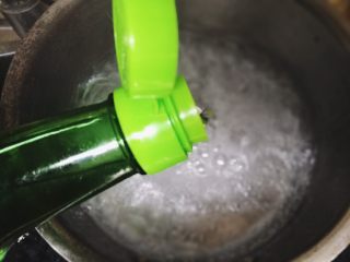 10、馒头版班尼迪克蛋brunch（附水波蛋做法）,倒入一些白醋和盐（促使蛋快速凝结）