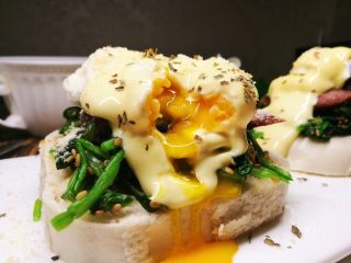 15、馒头版班尼迪克蛋brunch（附水波蛋做法）,温柔的切开水波蛋