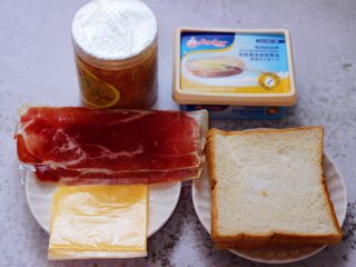 1、肉松培根吐司披萨,首先备齐所有的食材。