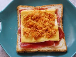 3、肉松培根吐司披萨,最后撒上海苔肉松，另一片依次做完。