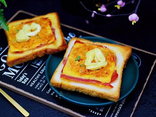 9、肉松培根吐司披萨,挤上沙拉酱，也可以换成你喜欢口味的酱，或是蕃茄酱。