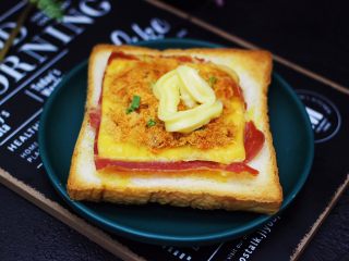 10、肉松培根吐司披萨,快手早餐的首选。