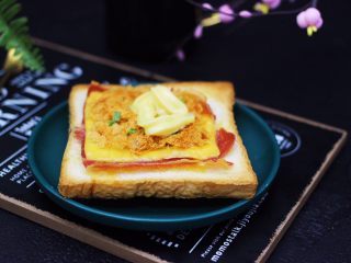 11、肉松培根吐司披萨,搭配上一杯咖啡，营养又美味。