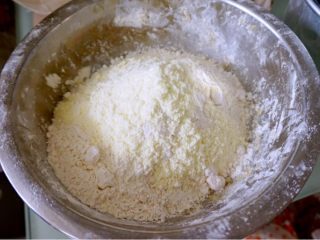 1、红豆月饼,盆中倒入低筋粉，少许高筋粉和奶粉