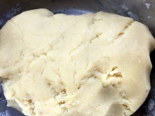 2、红豆月饼,把油，枧水，糖浆放到一起，糖浆是用白糖和蜂蜜熬成的，搅拌后倒入粉盆中，和面。