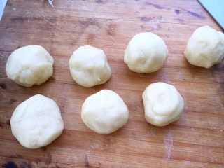 3、红豆月饼,如图，把面分成小块