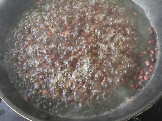 4、红豆月饼,如图，红豆煮熟，捞出，用搅拌机打碎