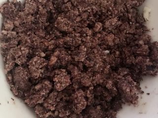 5、红豆月饼,如图，把红豆粉末放入锅中，倒入5勺油，放入白糖5勺，翻炒几分钟盛出