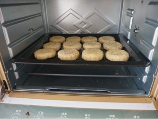 7、红豆月饼,如图，烤箱180度，7分钟，出炉，刷上蛋液，再烤10分钟