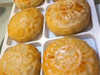 8、红豆月饼,如图，出炉