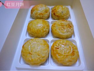 9、红豆月饼,如图，摆放，包装，自己家做的不加色素，食品添加剂，最健康了