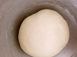 1、芝心披萨,所有材料全部放入厨师机揉出手套膜后进行发酵