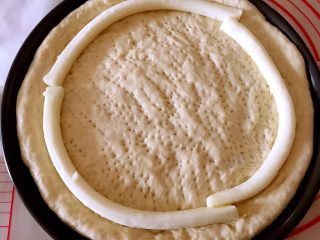 5、芝心披萨,把芝士棒摆放好