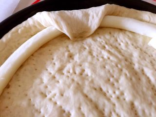 6、芝心披萨,拿起一边的面拉过来按紧