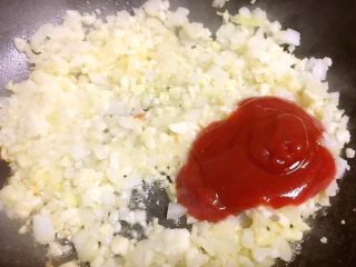 9、芝心披萨,炒锅放油放入大蒜洋葱粒翻炒出香味放入番茄酱(也可放入番茄粒)及盐翻炒