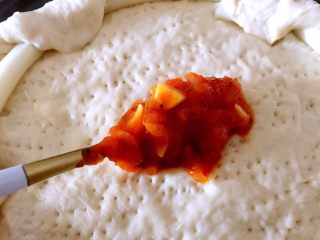 12、芝心披萨,把披萨酱均匀的放在饼底上