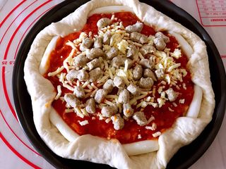 15、芝心披萨,放上牛肉粒