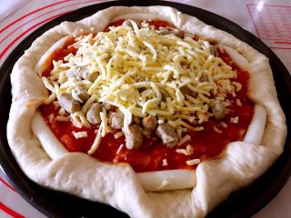 16、芝心披萨,再撒上一层芝士碎