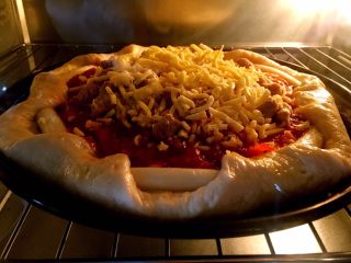 17、芝心披萨,烤箱预热10分钟