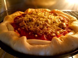 18、芝心披萨,220度烤20……25分钟后,注意观察表面不要烤糊了