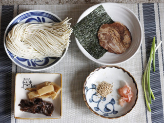 1、日式豚骨拉面，香浓鲜美一碗打尽,准备好所有材料