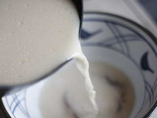 3、日式豚骨拉面，香浓鲜美一碗打尽,将叉烧肉及猪骨汤一起倒入面碗中，叉烧泡在骨汤中，待面条入碗前再捞出。